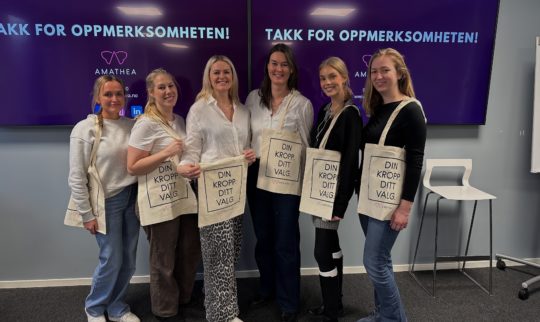 Bilde av 6 kvinner med totebag med teksten "Din kropp, ditt valg"